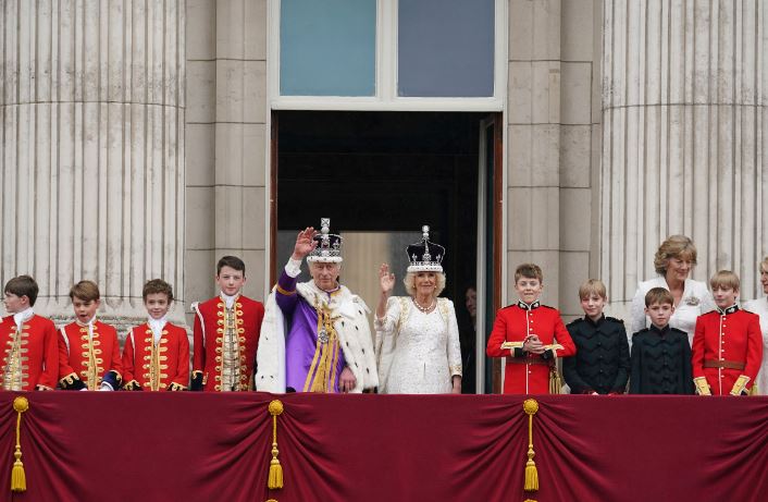 Mbreti e Mbretëresha shfaqen në ballkonin e Pallatit Buckingham për të përshëndetur popullin