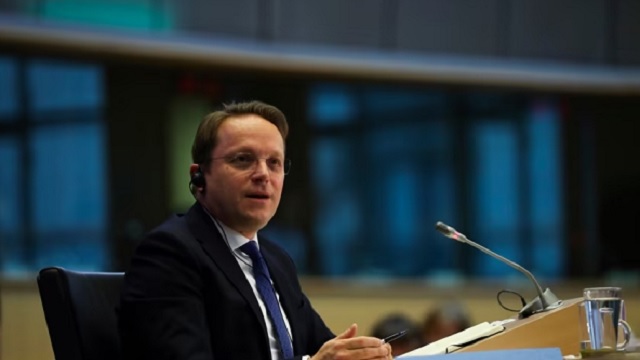 Varhelyi për Asociacionin: Drafti i ekipit menaxhues të jetë pikënisje për diskutime