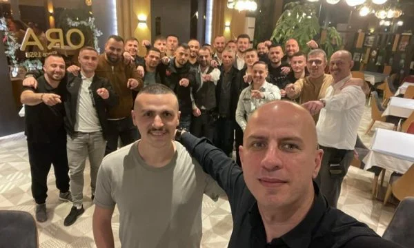 Djali i ushtarit të UÇK-së përshëndetet me kolegët e punës, merr rrugën e mërgimit