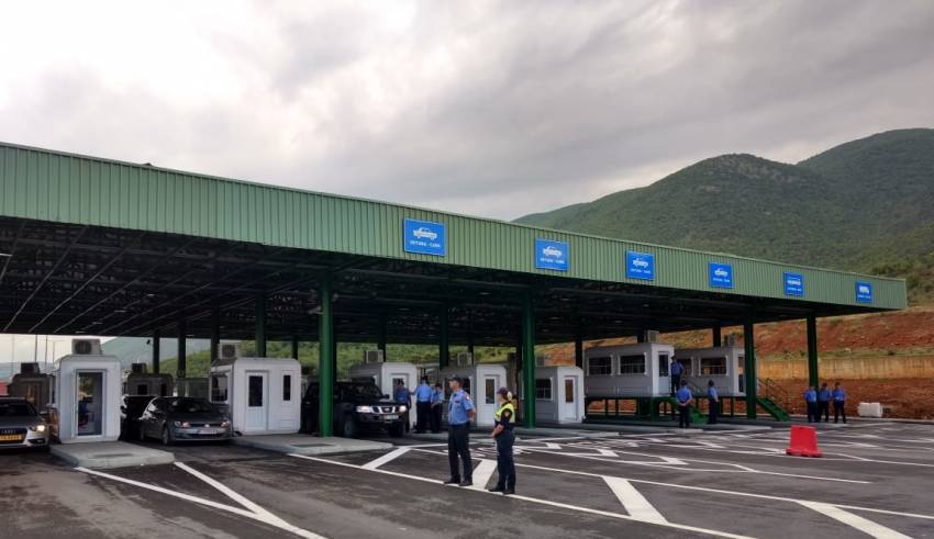 Fshehën një 17-vjeçare në veturë me qëllim hyrjen në Shqipëri, arrestohen dy shtetas të Kosovës