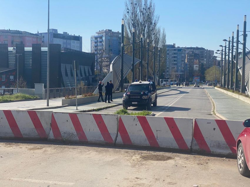 “Për hapjen e urës mund të vendosin vetëm serbët”