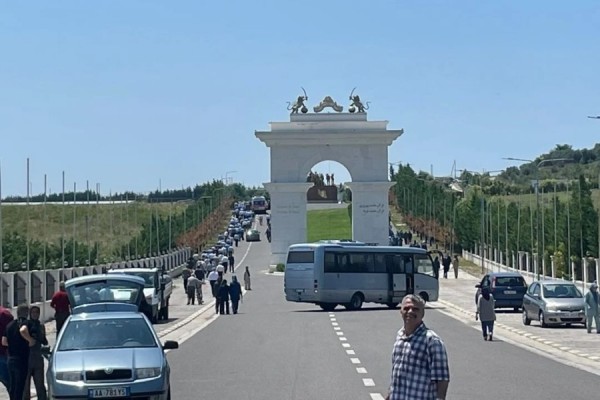 Rikthehet policia pranë kampit të muxhahedinëve