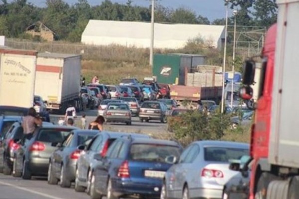 Edhe sot pritje te Dheu i Bardhë, kolona 1000 metra