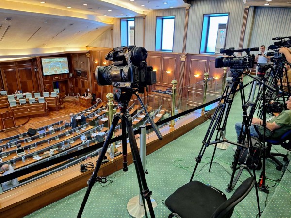 Mediat bojkotojnë seancën e Kuvendit, pasi iu kufizua hapësira