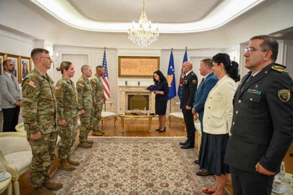 Osmani dekoroi me medalje udhëheqësit ushtarakë amerikanë në KFOR