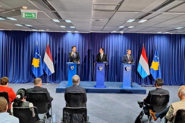 Kryeministri i Holandës dhe i Luksemburgut kërkojnë uljen e tensioneve në veri