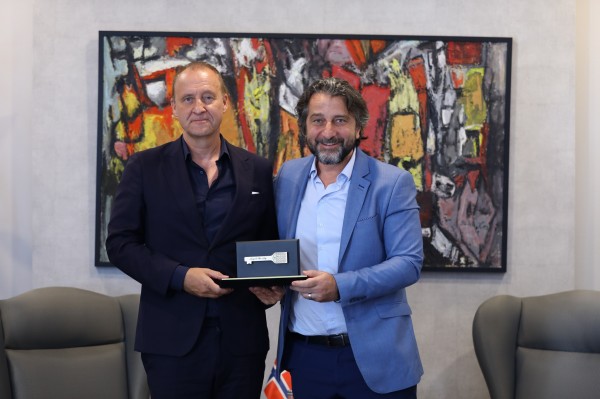 Ambasadori i Norvegjisë nderohet me “Çelësin e Qytetit” të Prishtinës