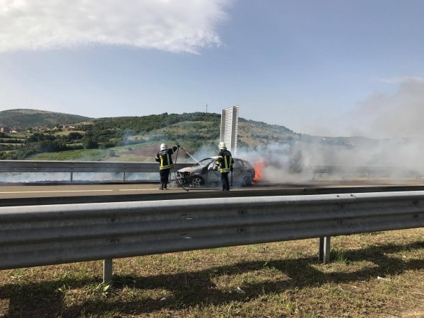 Vetura digjet pasi goditet nga një veturë tjetër