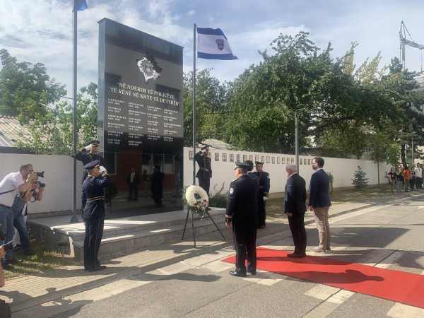 Kurti bën homazhe pranë lapidarit të policëve të rënë në krye të detyrës