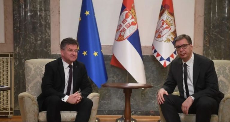 Lajçak takohet me Vuçiqin, bisedojnë për tensionet në veri të Kosovës