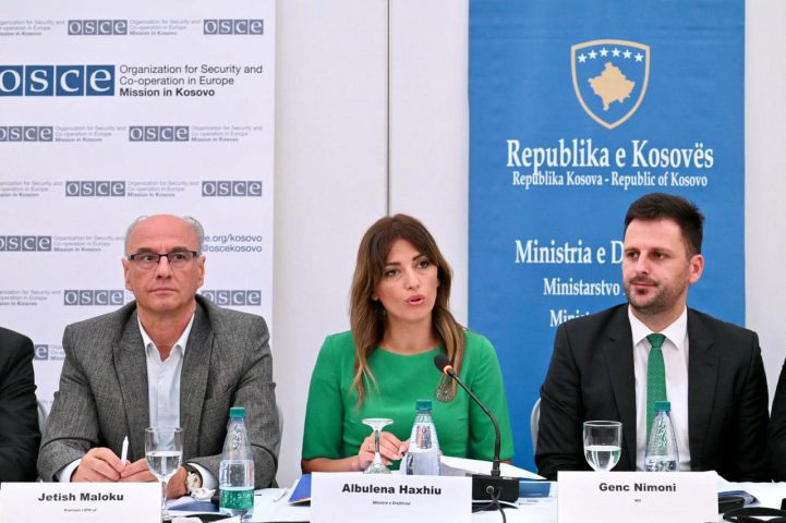Këshilltari i ministres Haxhiu reagon ndaj akuzave të avokatit Berisha, del me paralajmërim