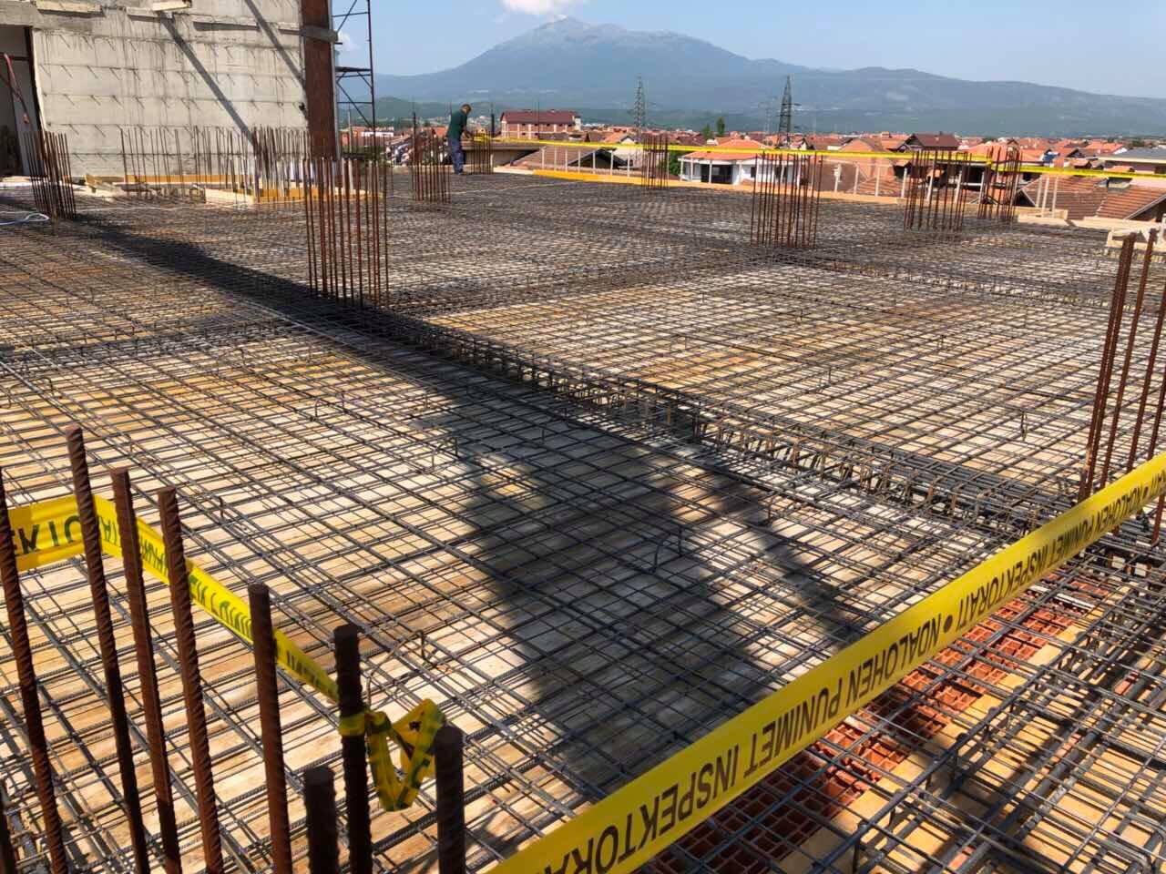 Lëndohen rëndë dy persona në vendin e punës në Prizren