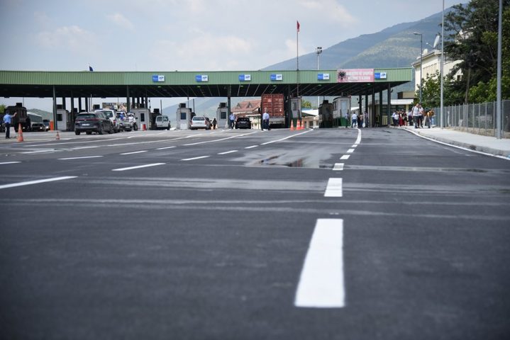 Gjendja në pikat kufitare, kolonë në Vërmicë dhe te Dheu i Bardhë