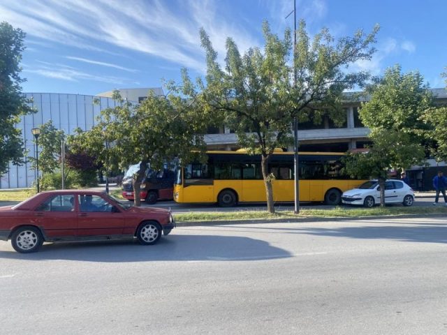 Aksident në Prishtinë – përfshihet autobusi, një kombi dhe një makinë