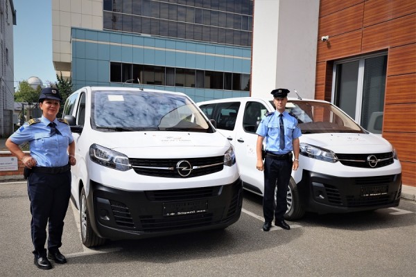 Policia e Kosovës pranoi donacion dy automjete nga Organizata Ndërkombëtare për Migrim