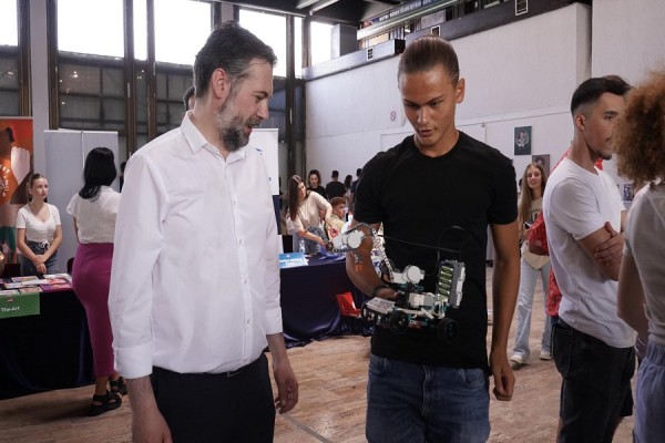 Prezantohen punime në Panairin e Rinisë, Çeku premton përkrahje
