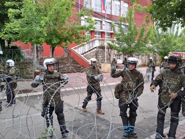 Kosova dëbon dy serbë për pjesëmarrje në protesta të dhunshme në veri