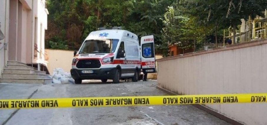 Ngjarje e rëndë në Ksamil, i riu rrëzohet nga kati i dytë i resortit