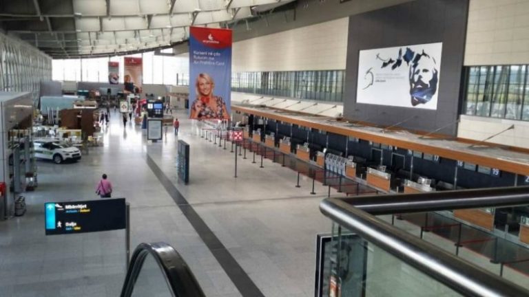 Aeroporti “Adem Jashari” u kërkon udhëtarëve që kanë humbur valixhet të lajmërohen para datës 3 shator