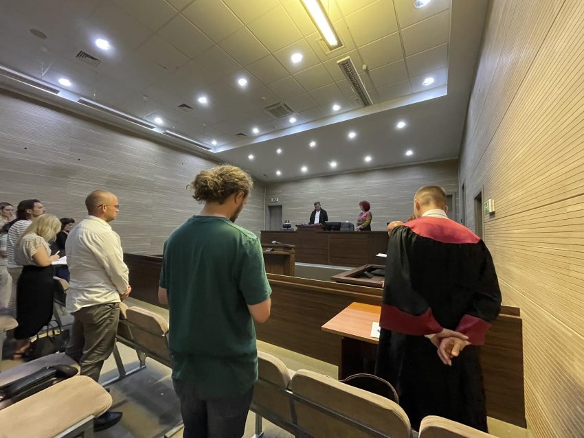 Dënohen dy serbët që sulmuan KFOR-in, Policinë dhe mediet
