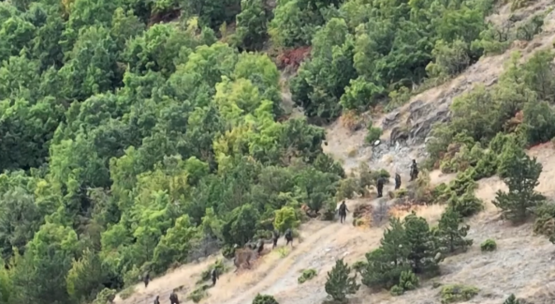 Pamje të ikjes së grupit terrorist serb nga Manastiri i Banjskës