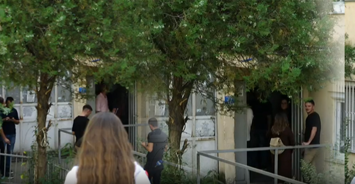 Përfundon bastisja në banesën e familjarëve të dëshmorëve Bahri e Fahri Fazliu