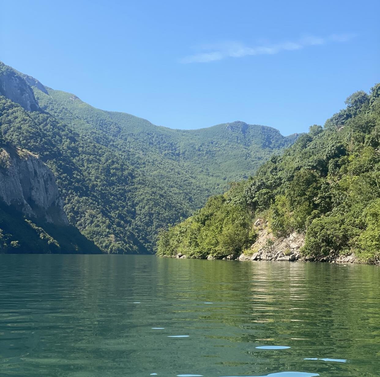 Mos i bëni këto katër gabime në det