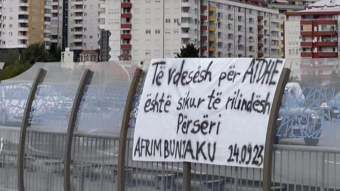 Në Prishtinë vendoset një baner për policin e vrarë në veri