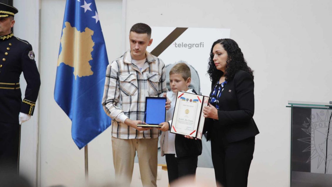 Osmani ndan urdhrin “Heroi i Kosovës” për policin Afrim Bunjaku: Ai ka rënë heroikisht në mbrojtje të vendit