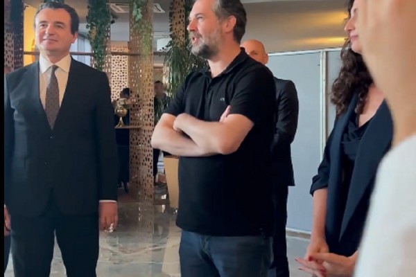 Kurti e Çeku u shkojnë në hotel futbollistëve të Kosovës: E keni shtetin prapa