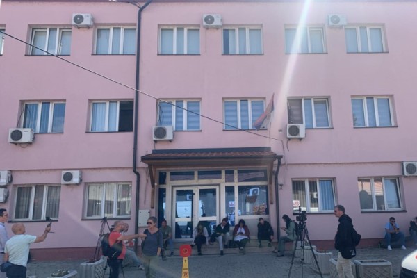 ​Strukturat ilegale ende në objektin të cilin duhet ta lirojnë sot