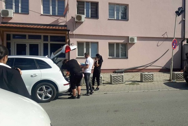Serbët e ngujuar në objektin në veri furnizohem me ushqim