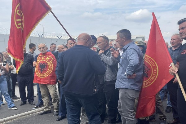 Veteranët e UÇK-së protestojnë pas bastisjeve nga Specialja