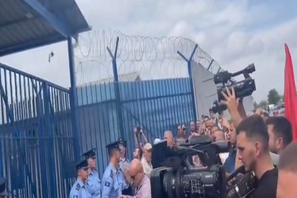 Veteranët në shenjë proteste hedhin telefonat në oborrin e EULEX-it