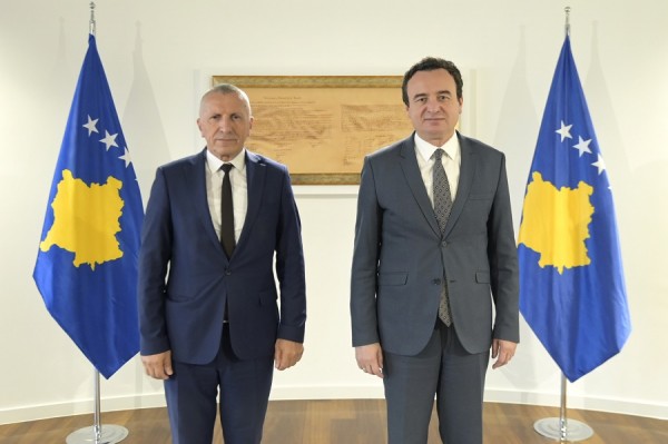 Kurti përgëzon Kamberin për afirmimin e shqiptarëve në Luginë