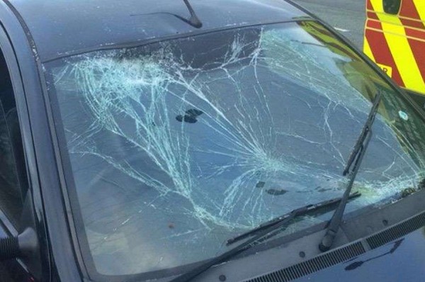 ​Një person kërcënohet nëpërmjet një letre dhe ia dëmtojnë veturën
