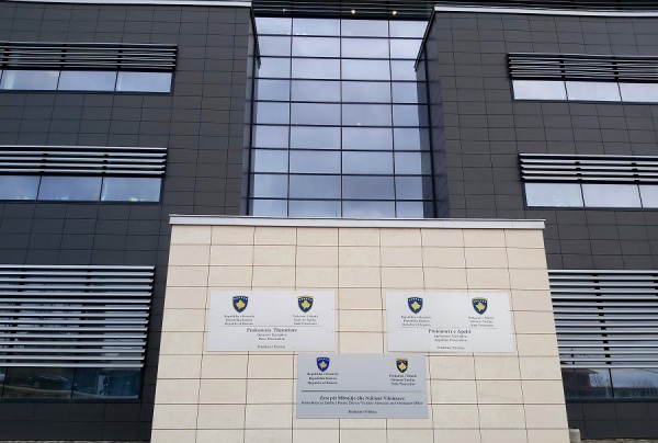 Dyshohet se 10 personat e arrestuar dëmtuan 4 institucione financiare