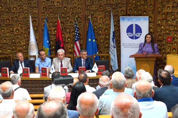 Është promovuar sot libri “Gjyqtar dhe avokat në kohë të vështira”