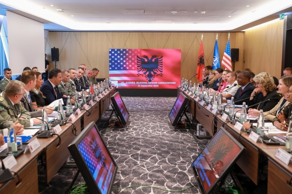 SHBA dhe Shqipëria me konsultime për mbrojtjen në Tiranë