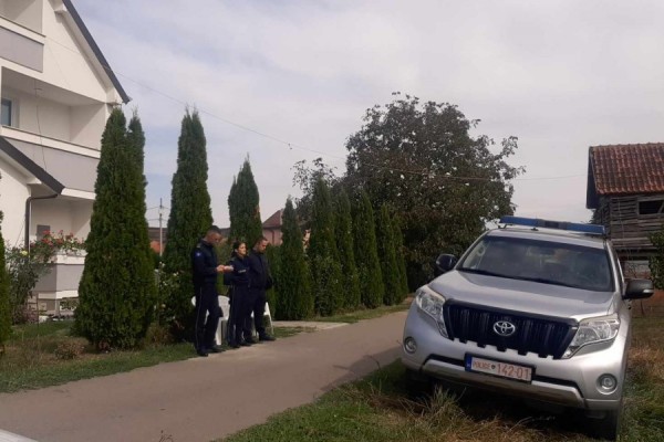 Pjesëtarë të policisë në shtëpinë e policit të ndjerë