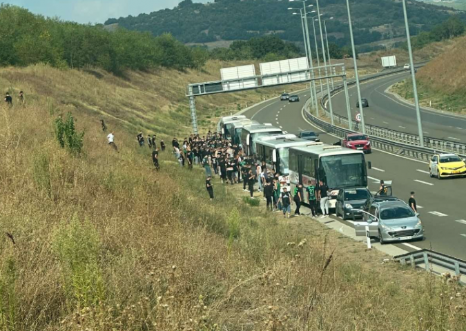 Gjobiten shoferët e autobusëve, bllokuan autostradën “Ibrahim Rugova”