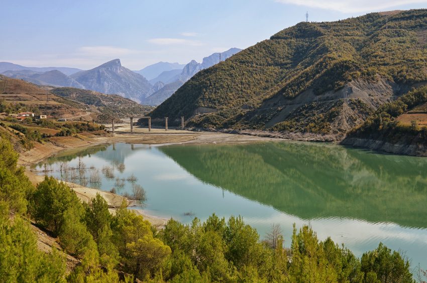 Gjendet trupi i pajetë i 80 vjeçarit në lumin Devoll të Shqipërisë