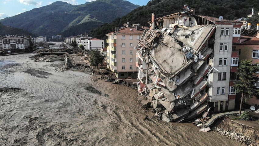 Zjarret dhe përmbytjet në Ballkan: Shqetësohen meteorologët