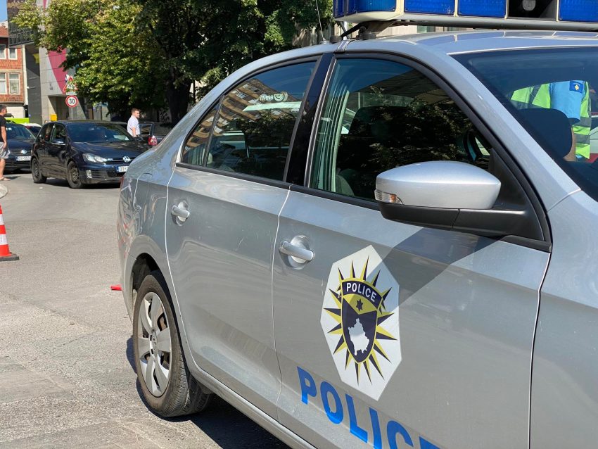 Policia gjuhet me gurë derisa sekuestronte veturën me dru ilegal në Kaçanik