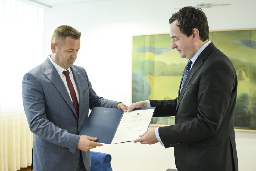 Kurti e emëron Emin Hoxhajn drejtor të Agjencisë për Mbrojtjen e Informacionit të Klasifikuar