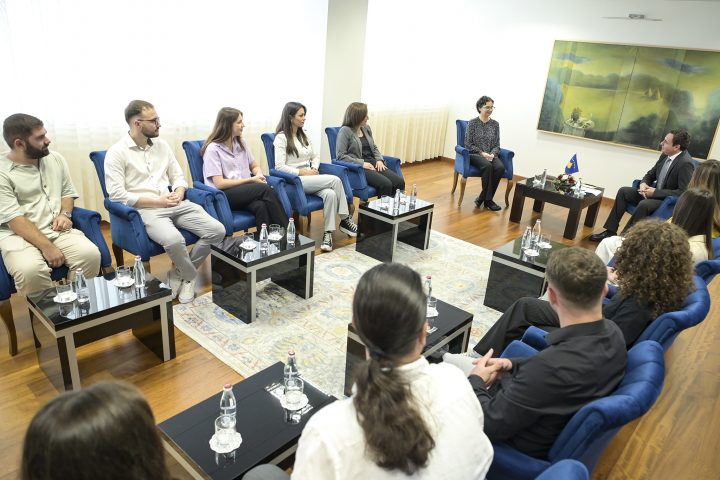 Kurti mirëpriti në takim studentët e arkitekturës në UP
