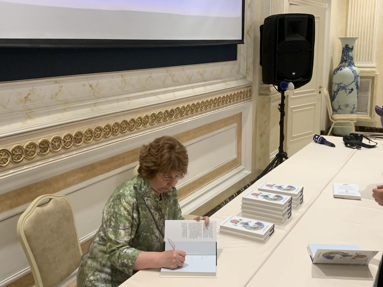 Catherine Ashton e promovon në Prishtinë librin “Dhe pastaj çfarë?