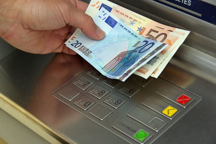 Deponohen nga klientët 740 euro të falsifikuara në Ferizaj