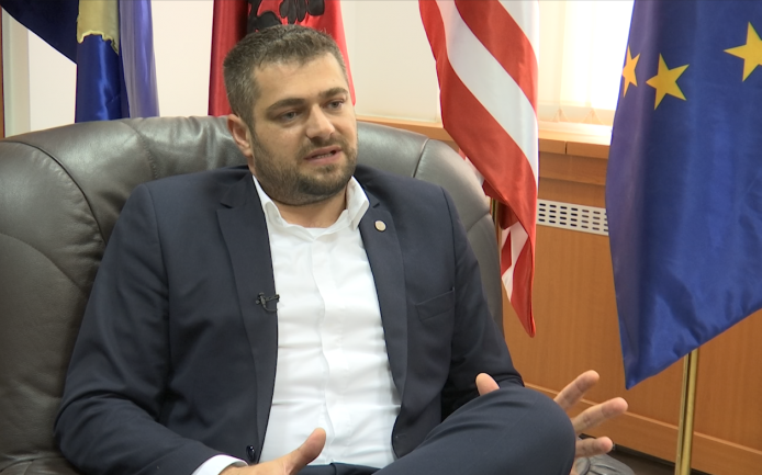 Humor i zi me Ukshin Hotin, familja: Duhet të ketë ligj për vlera kombëtare