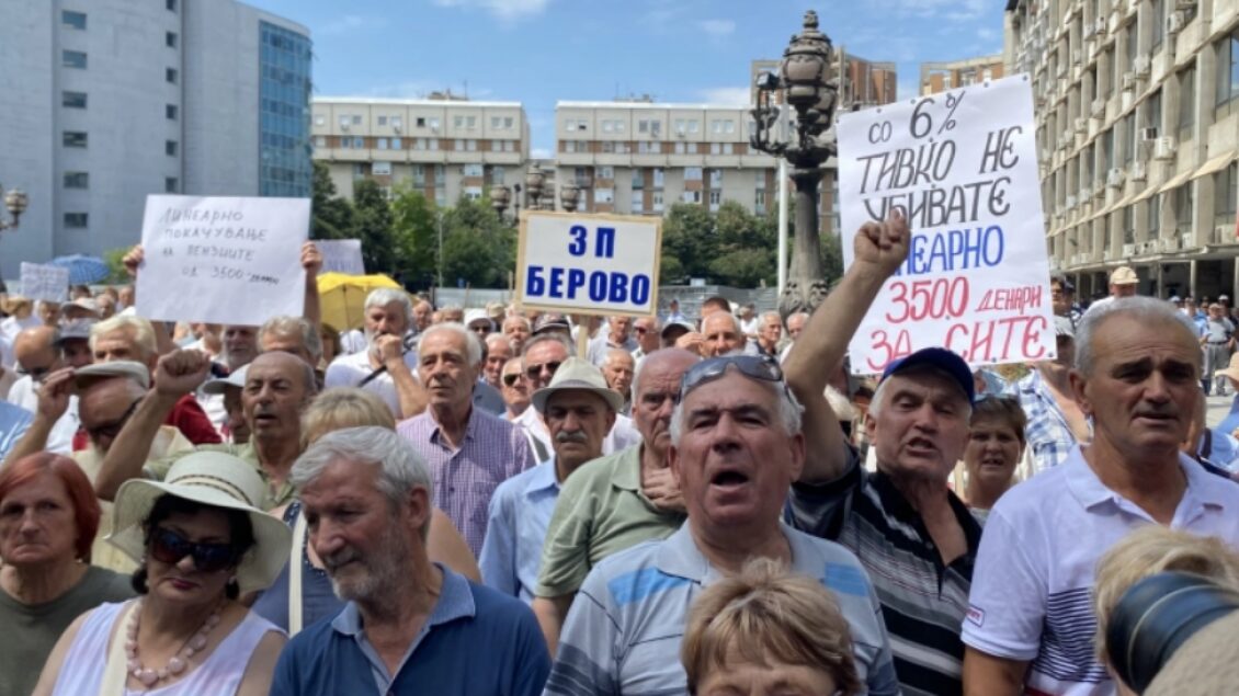 Pensionistët protestojnë para Qeverisë për rritje të pensioneve